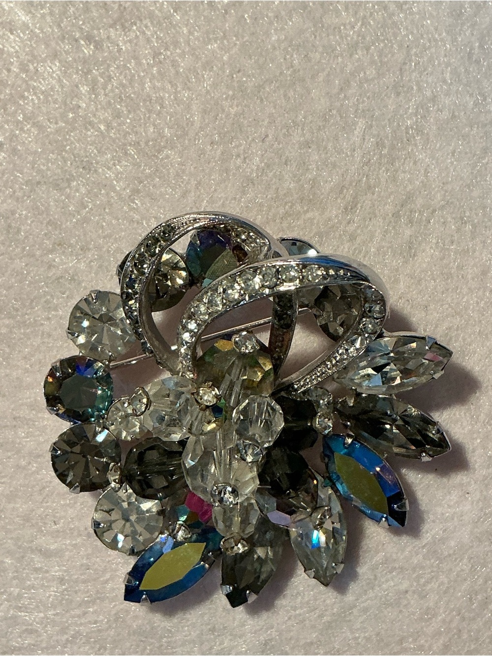 2262 -Mid-Century 1970-1980 Avon Aurora Borealis and Clear Crystal Floral Brooch - Picture 3 of 16